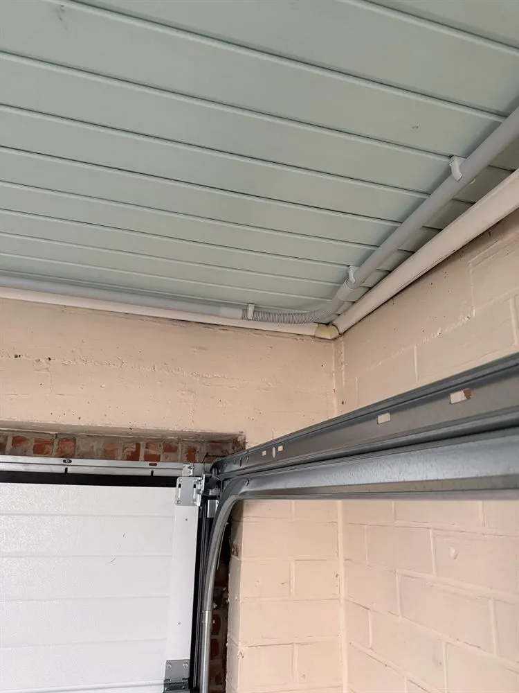 Laadpaal installatie met nette kabelgoot in een garage