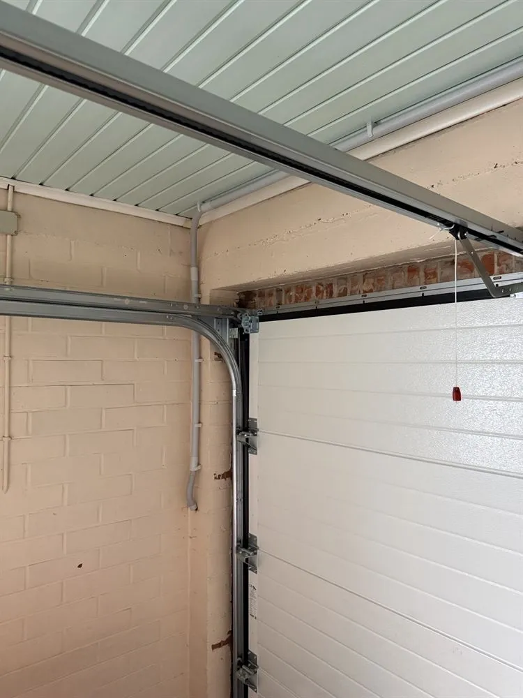 Nette kabelroute van een AREI-conforme laadpaalinstallatie