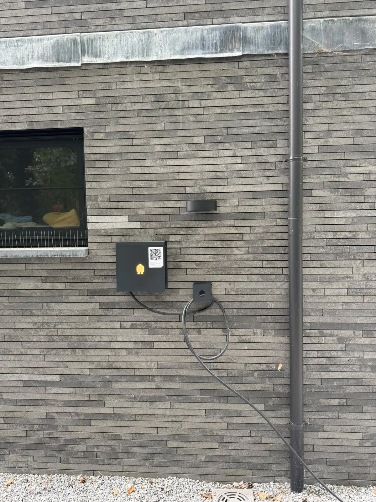 Smappee EV Wall EVW4 in het zwart met vaste laadkabel geïnstalleerd door BORNEXA in Keerbergen