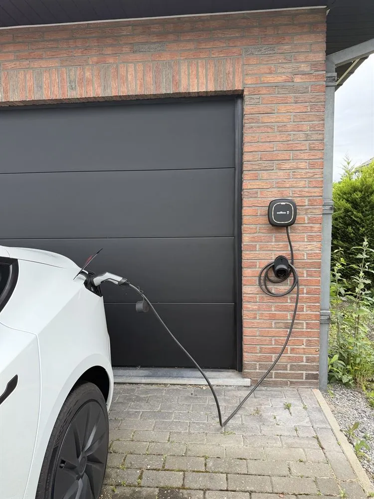 Wallbox Pulsar Max en Tesla Wall Connector laadpaal installatie in Boortmeerbeek