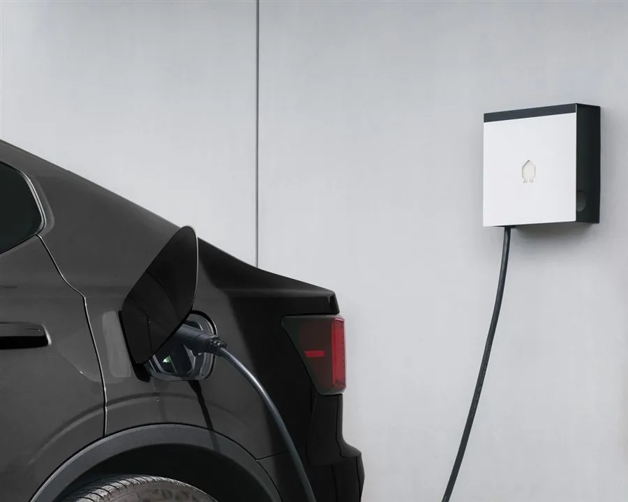 Witte Smappee EV Wall laadt een elektrische wagen via de vaste laadkabel