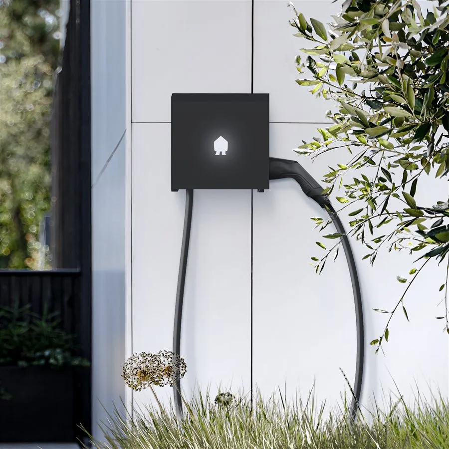 Smappee EV Wall laadpaal in het zwart aan een gevel, met verlicht logo